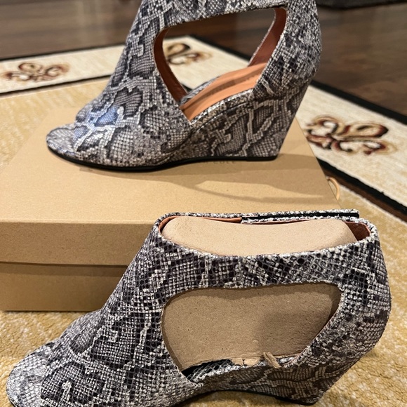 Kenneth Cole - Picture 6 of 12